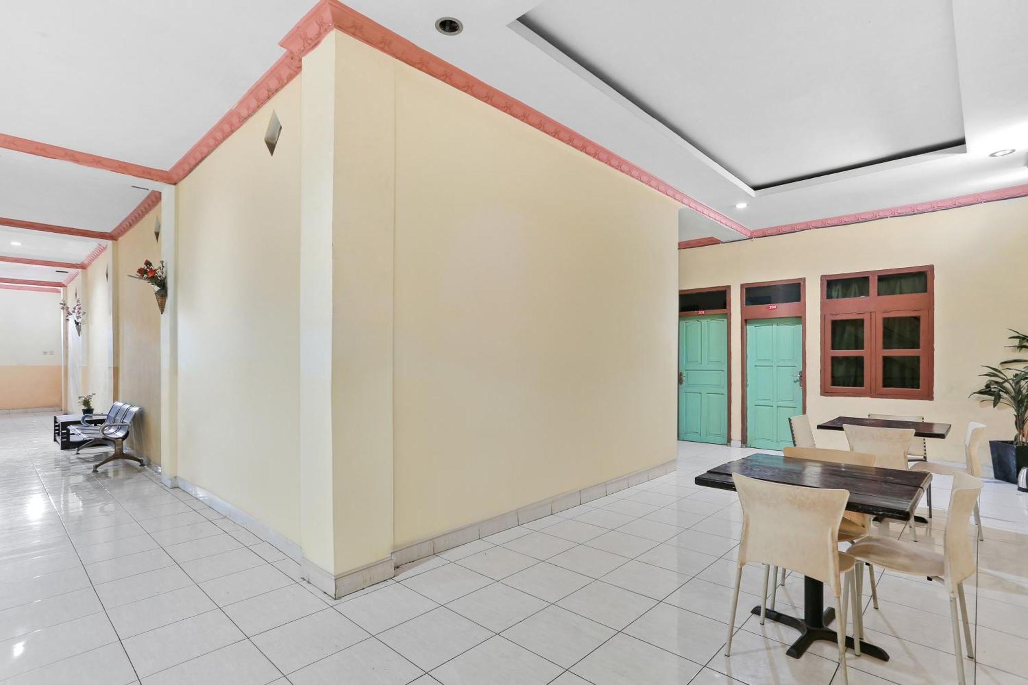 Oyo 93046 Hotel Fortuna Parepare Luaran gambar