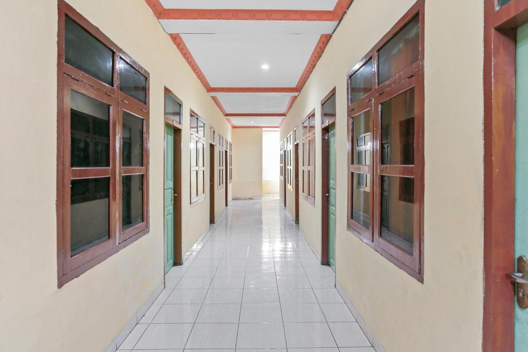 Oyo 93046 Hotel Fortuna Parepare Luaran gambar