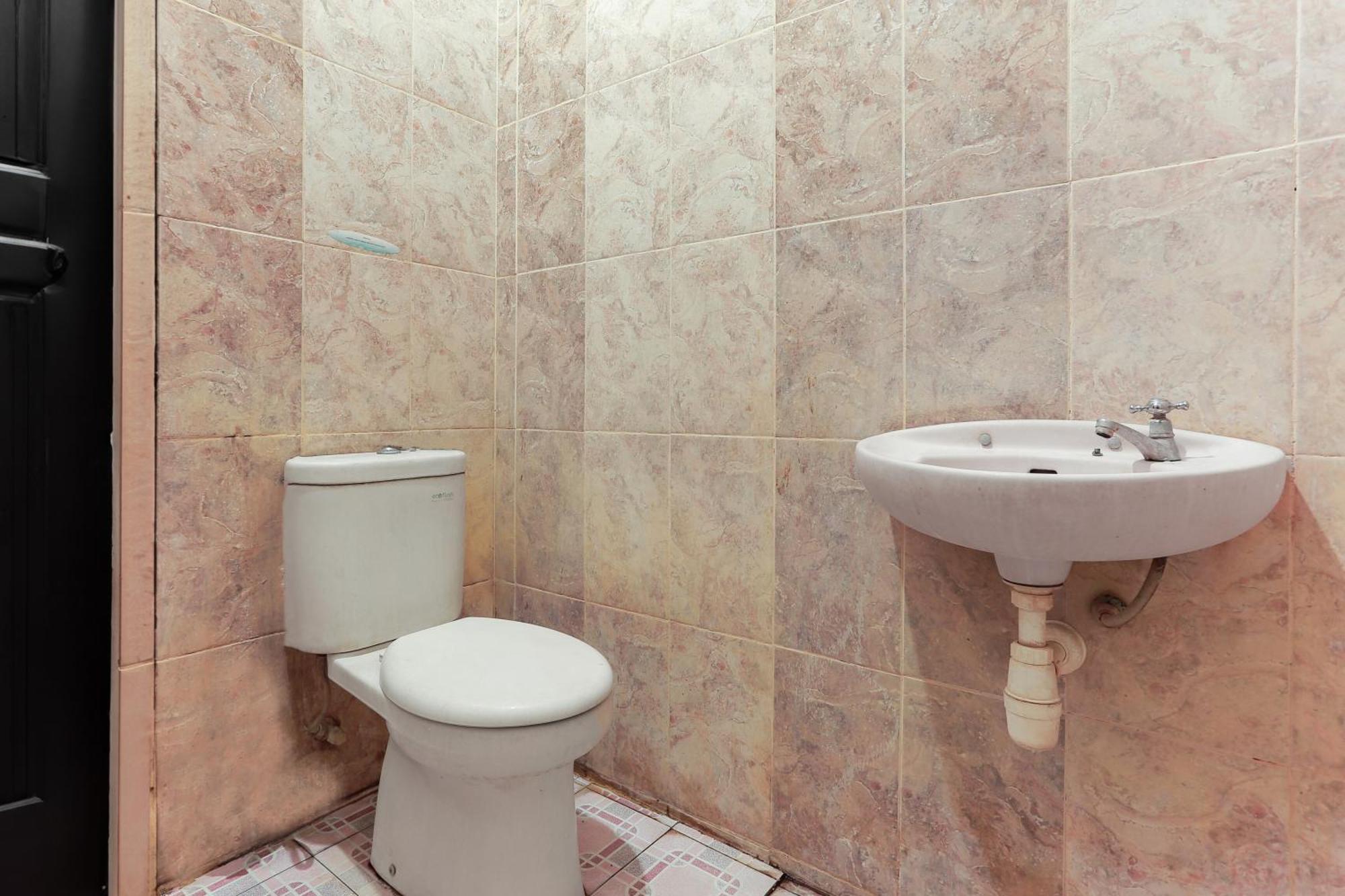 Oyo 93046 Hotel Fortuna Parepare Luaran gambar