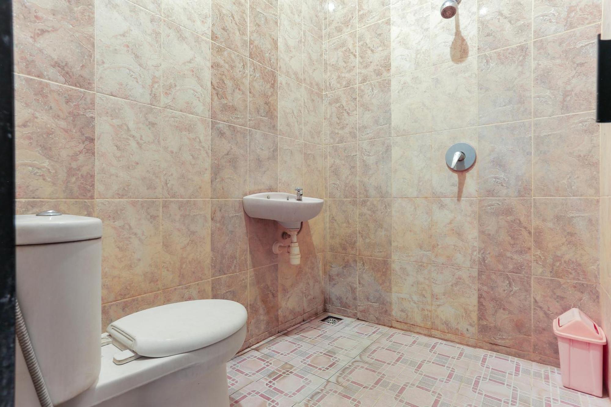 Oyo 93046 Hotel Fortuna Parepare Luaran gambar