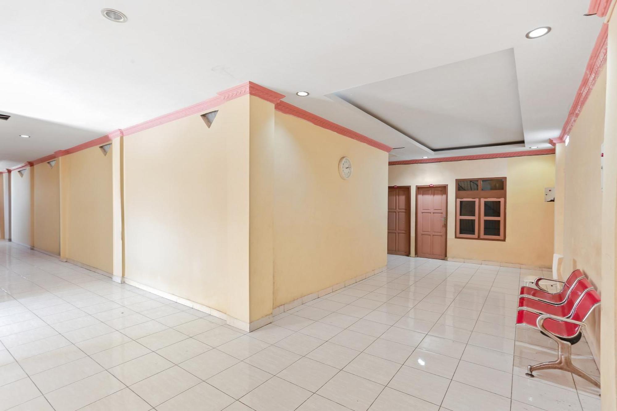 Oyo 93046 Hotel Fortuna Parepare Luaran gambar