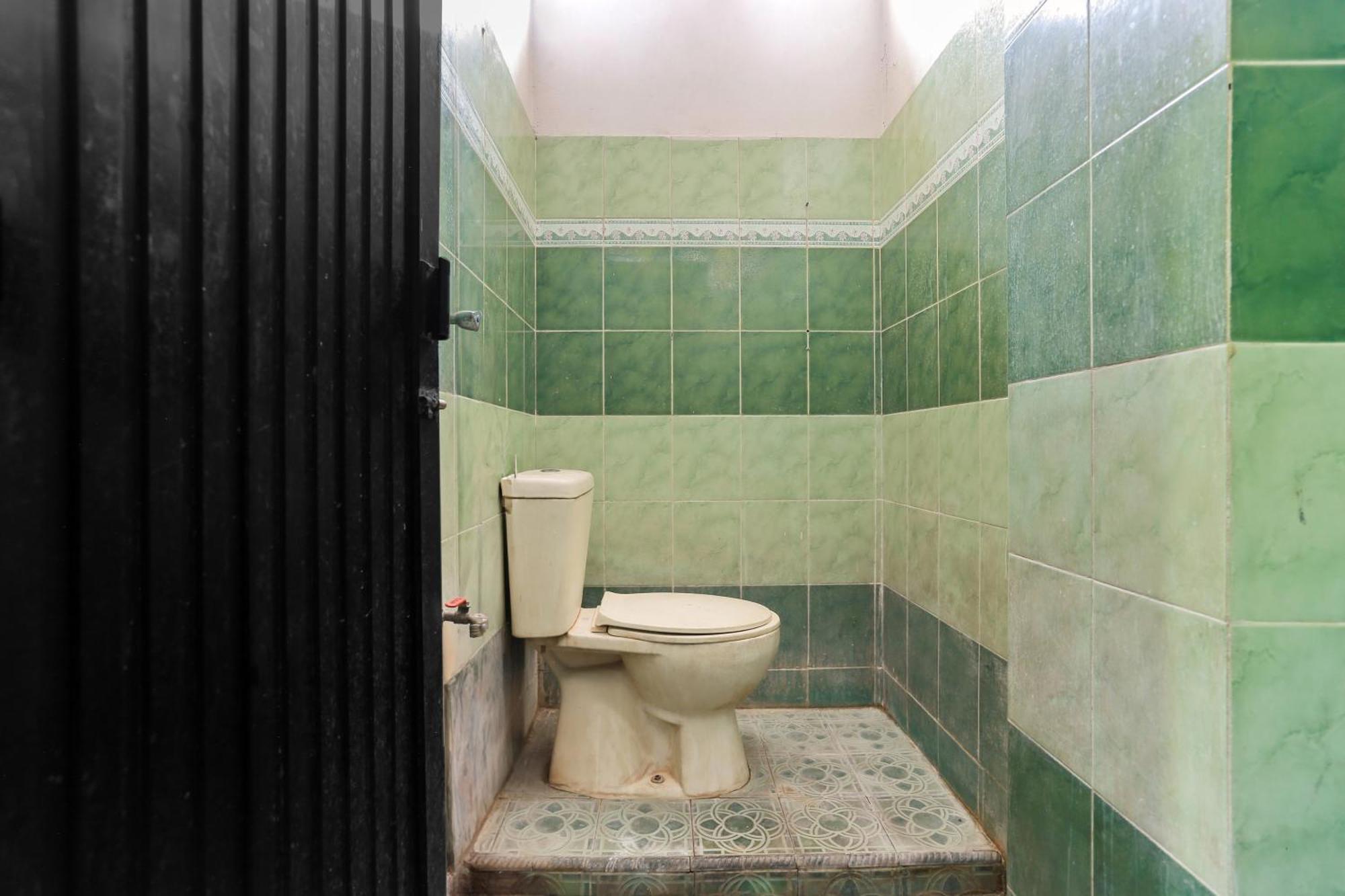 Oyo 93046 Hotel Fortuna Parepare Luaran gambar